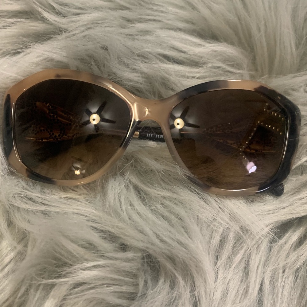 Burberry Sunglasses B4208-O 57-16